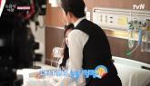 카메라 꺼졌는데도 머리 쓰다듬는 모습 포착된 '눈물의 여왕' 김수현·김지원 (영상)